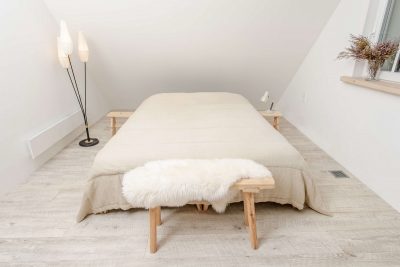 Suoliukas prie lovos - lovos staliukas USLA, miegamojo suoliukas USLA Classic